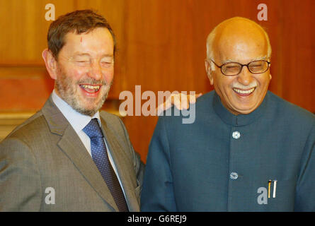 Innenminister David Blunkett teilt einen Witz mit dem stellvertretenden indischen Premierminister LK Advani im Innenministerium in Neu-Delhi. Später unterzeichneten sie ein Abkommen über die Rückkehr indischer Immigrationsstraftäter, die verschwinden, wenn sie das Vereinigte Königreich besuchen. Stockfoto
