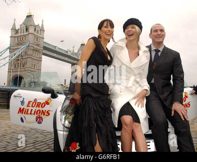 Von links nach rechts; Prinzessin Tamara Gartoryski-Borbon von Spanien, Model Jodie Kidd und England Rugby-Held Lawrence Dallaglio während einer Fotoanstellung, um EuroMillions - das neue National Lottery Spiel - vor dem Tower of London im Zentrum von London zu starten. Stockfoto