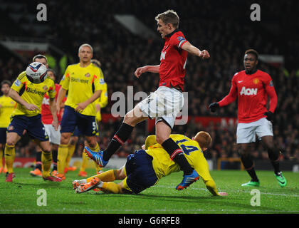 Darren Fletcher von Manchester United hat einen Torschuss, der während des Capital One Cup, des Halbfinals, des zweiten Beins im Old Trafford, Manchester, auf den Posten kommt. Stockfoto