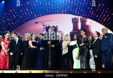 David Neilson und die Besetzung und Crew von Coronation Street sammeln den besten Preis für Seriendrama auf der Bühne während der National Television Awards 2014 in der O2 Arena, London. Stockfoto