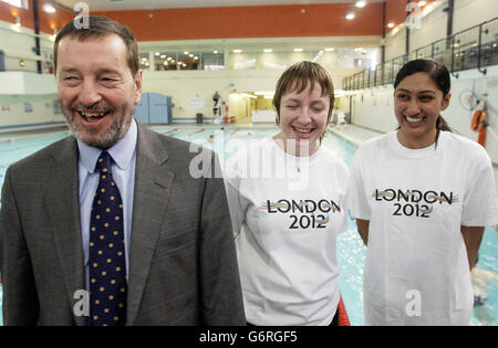 Innenminister David Blunkett teilt einen Witz mit zwei Freiwilligen, Aimee Sadler, 16 (links) und Sukhjeet Ranthos, 18, beide aus East Ham, London, während eines Besuchs im Queen Mother Sports Center im Zentrum von London. Blunkett besuchte das Zentrum, um die Bedeutung von Freiwilligen für den Erfolg der Olympischen und Paralympischen Spiele 2012 in London hervorzuheben. Stockfoto