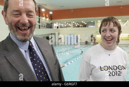 Innenminister David Blunkett teilt einen Witz mit dem Freiwilligen Aimee Sadler, 16, aus East Ham, London, während eines Besuchs im Queen Mother Sports Center im Zentrum von London. Blunkett besuchte das Zentrum, um die Bedeutung von Freiwilligen für den Erfolg der Olympischen und Paralympischen Spiele 2012 in London hervorzuheben. Stockfoto