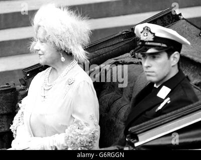 Die Königin und Prinz Andreas, die nach der Hochzeit von Prinz Charles mit Lady Diana Spencer in einer offenen Kutsche von St. Paul's zurückfahren. Stockfoto