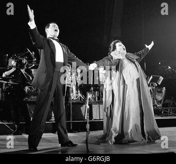 Freddie Mercury und Monserrat Caballe führen ihre Hit Barcelona bei einem Open-Air-Konzert auf der Piste von Barcelonas Montjuich Park gehalten, die Ankunft der olympischen Flagge von Seoul und der Einführung von Spanien die Vier zu feiern - Jahr kulturelle olmpiad. Stockfoto