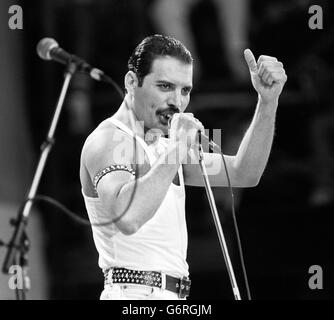Freddie Mercury, der Pop Band Queen, auf der Bühne während des Live Aid Konzert. Stockfoto