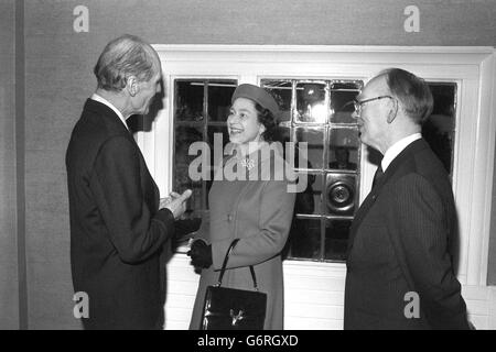 Royalty - Neubau eröffnet - die Königin und Leonard Cheshire - Arnold Haus Cheshire Home - Enfield Stockfoto