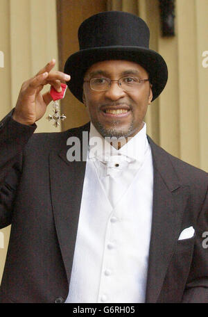 Der ehemalige Boxer Michael Watson, der vor 13 Jahren in einem Kampf mit Chris Eubank Gehirnschäden erlitten hatte, zeigt stolz seinen MBE, nachdem er die Ehre der britischen Königin Elizabeth II. Bei einer Investiturfeier im Buckingham Palace, London, erhalten hatte. Herr Watson, 38, von dem die Ärzte sagten, dass er nie wieder gehen würde, trat ohne Hilfe auf, um die MBE in Anerkennung seiner Arbeit für den Behindertensport zu erhalten. Stockfoto