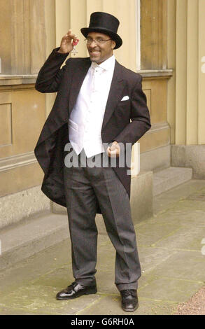 Der ehemalige Boxer Michael Watson, der vor 13 Jahren in einem Kampf mit Chris Eubank Gehirnschäden erlitten hatte, zeigt stolz seinen MBE, nachdem er die Ehre der britischen Königin Elizabeth II. Bei einer Investiturfeier im Buckingham Palace, London, erhalten hatte. Herr Watson, 38, von dem die Ärzte sagten, dass er nie wieder gehen würde, trat ohne Hilfe auf, um die MBE in Anerkennung seiner Arbeit für den Behindertensport zu erhalten. Stockfoto