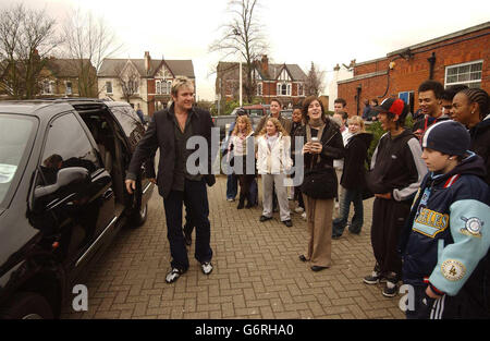 DURAN Duran-Frontmann Simon Le Bon trifft an der Brit School in Croydon im Süden Londons ein, die gemeinsam mit den Erlösen der Brit Awards und des Department for Education and Skills finanziert wird. Im Vorfeld der Musikzeremonie in der nächsten Woche inspizierte Duran Duran – die Gewinner des Outstanding Achievement Award – das Tanzstudio, das Theater, das Aufnahmestudio und die Techniklabore, bevor er bei einer Q&A-Sitzung von 50 Studenten ein Grillfest anstellte. Stockfoto