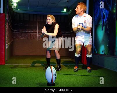 Ein Wachsfigurenkabinett des englischen Rugby-Helden Jonny Wilkinson wird bei Madame Tussaud's im Zentrum von London enthüllt. Neben der neuen Wachsfigur werden die Gäste gecoacht, um zu lernen, wie man Wilkinson's einzigartiges Vorbereitungsritual nachahmt, bevor sie in einem speziell entworfenen, von Twickenham inspirierten Set zum Weltcupsieg treten. Annelisa Hoadley aus Silsoe in Bedfordshire versucht ihr Glück. Stockfoto