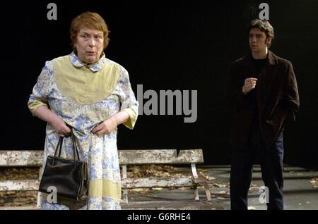 PAM Ferris und Ralf Little spielen auf der Bühne während einer Probe für ihr neues Stück "Notes on Falling Leaves" von Ayub Khan-DIN, im Jerwood Theater unten, Teil des Royal Court Theatre, am Sloane Square in London. Stockfoto