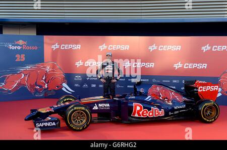 Der neue Toro Rosso-Fahrer Daniil Kvyat beim Start des Formel-1-Autos Toro Rosso STR-9 auf dem Circuito de Jerez, Jerez, Spanien. Stockfoto