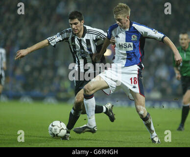 Blackburns Jon Stead (rechts) kommt beim Barclaycard Premiership-Spiel im Ewood Park, Blackburn, an Newcastles Aaron Hughes vorbei. Stockfoto