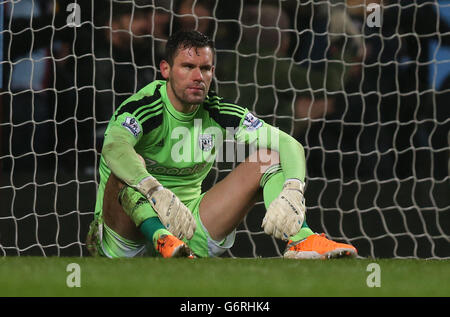 Fußball - Barclays Premier League - Aston Villa gegen West Bromwich Albion - Villa Park. Ben Foster von West Bromwich Albion sitzt nach dem zweiten Tor niedergeschlagen Stockfoto