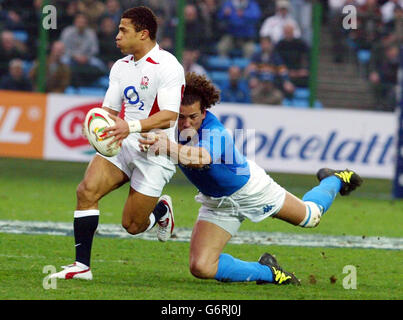 Der englische Jason Robinson wird vom italienischen Manuel Dallan während des RBS 6 Nations-Spiels im Stadio Flaminio in Rom, Italien, angegangen. Stockfoto