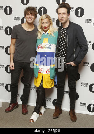 Paolo Nutini (links), Rita Ora und BBC Radio 1 DJ Nick Grimshaw nach seiner BBC Radio 1 Breakfast Show, die von BBC Scotland in Glasgow ausgestrahlt wurde. Stockfoto