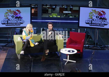 BBC Radio 1 DJ Nick Grimshaw und Rita Ora, als er seine BBC Radio 1 Breakfast Show von BBC Scotland in Glasgow ausstrahlt. Stockfoto