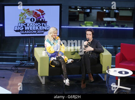BBC Radio 1 DJ Nick Grimshaw und Rita Ora, als er seine BBC Radio 1 Breakfast Show von BBC Scotland in Glasgow ausstrahlt. Stockfoto