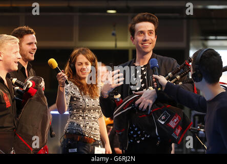 BBC Radio 1 DJ Nick Grimshaw (zweiter rechts), mit Mitgliedern der Red Hot Chili Pipers, während er seine BBC Radio 1 Breakfast Show von BBC Scotland in Glasgow ausstrahlt. Stockfoto