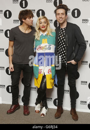 Paolo Nutini (links), Rita Ora und BBC Radio 1 DJ Nick Grimshaw nach seiner BBC Radio 1 Breakfast Show, die von BBC Scotland in Glasgow ausgestrahlt wurde. Stockfoto