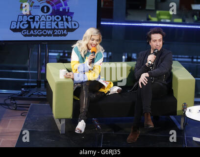 BBC Radio 1 DJ Nick Grimshaw und Rita Ora, als er seine BBC Radio 1 Breakfast Show von BBC Scotland in Glasgow ausstrahlt. Stockfoto