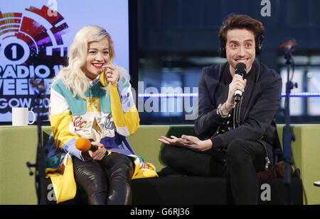 BBC Radio 1 DJ Nick Grimshaw und Rita Ora, als er seine BBC Radio 1 Breakfast Show von BBC Scotland in Glasgow ausstrahlt. Stockfoto