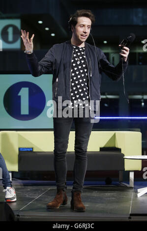 BBC Radio 1 DJ Nick Grimshaw, als er seine BBC Radio 1 Breakfast Show von BBC Scotland in Glasgow ausstrahlt. Stockfoto