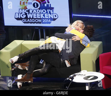 BBC Radio 1 DJ Nick Grimshaw dumm mit Rita Ora herum, als er seine BBC Radio 1 Breakfast Show von BBC Scotland in Glasgow ausstrahlt. Stockfoto