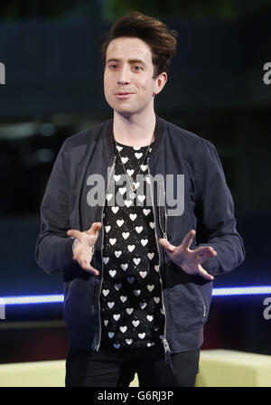 BBC Radio 1 DJ Nick Grimshaw, als er seine BBC Radio 1 Breakfast Show von BBC Scotland in Glasgow ausstrahlt. Stockfoto