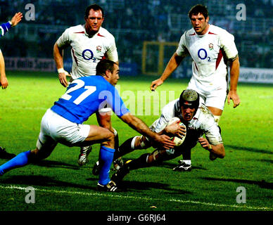 Der englische Debütant Chris Jones (rechts unten) hat beim RBS 6 Nations-Spiel im Stadio Flaminio in Rom, Italien, einen Versuch gegen Italien gemacht. England gewann 50-9. Stockfoto