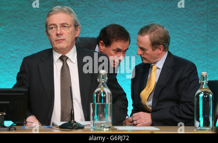 (Von links nach rechts) Gordon Jeyes, Justizminister Alan Shatter und Taoiseach Enda Kenny bei der offiziellen Eröffnung von Tusla, der neuen Agentur für Kinder und Familie, heute im Dublin Castle. Stockfoto