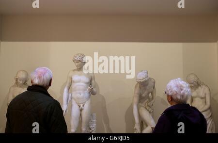 Mitglieder der Öffentlichkeit im Skulpturenraum der National Gallery of Ireland, Dublin, wie die Galerie heute 150 Jahre feiert. Stockfoto