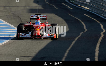 Ferarri-Fahrer Fernando Alonso verlässt die Boxengasse, während des Formel-1-Tests 2014 auf dem Circuito de Jerez, Jerez, Spanien. DRÜCKEN Sie VERBANDSFOTO. Bilddatum: Donnerstag, 30. Januar 2014. Bildnachweis sollte lauten: Martin Rickett/PA Wire. Stockfoto