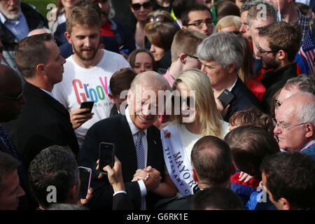 US-Vizepräsident Joe Biden begrüßt Gruppenmitglieder nach Abgabe einer Keynote auf dem Gelände des Dublin Castle als Teil seiner sechstägigen Besuch in Irland. Stockfoto