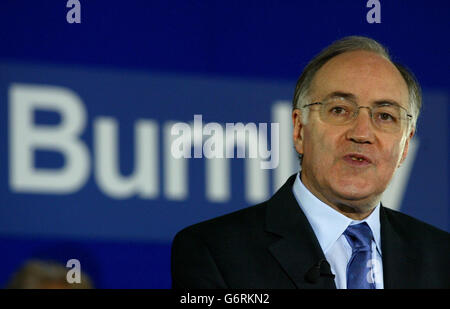 Der konservative Führer Michael Howard während seiner Rede im Keirby Park Hotel in Burnley, Lancashire. In einer Rede in der Stadt Lancashire, in der die BNP sieben Ratsmitglieder hat, sagte Howard, dass die Botschaft der Partei von „Rassismus, Toleranz und Brutalität“ den politischen Traditionen Großbritanniens ins Gesicht flog. Stockfoto