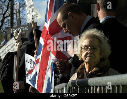 Vor dem Hotel in Burnley versammeln sich Einheimische, wo Michael Howard, der Vorsitzende der Konservativen Partei, eine Rede hielt. Unter der Menge waren auch Anhänger der British National Party, die sieben Stadträte in der Stadt beherbergt. Stockfoto