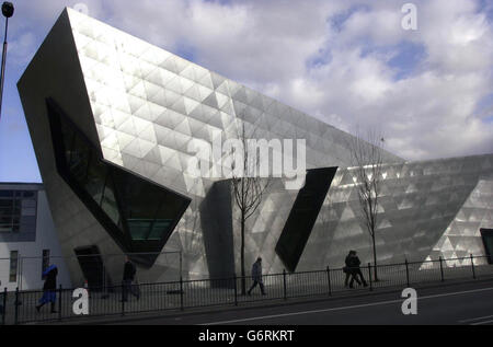 3 Millionen Erweiterung für die London Metropolitan University Stände auf Holloway Road, Nord-London abgeschlossen. Entworfen vom weltbekannten Architekten Daniel Libeskind, der für den Wiederaufbau des Ground Zero-Standorts in Manhattan berühmt ist, hat das eckige Gebäude die lokale Meinung gespalten. Das mit Stahl verkleidete Gebäude, das bisher durch Gerüste verdeckt wurde, soll am 8. März 2004 offiziell eröffnet werden. Stockfoto