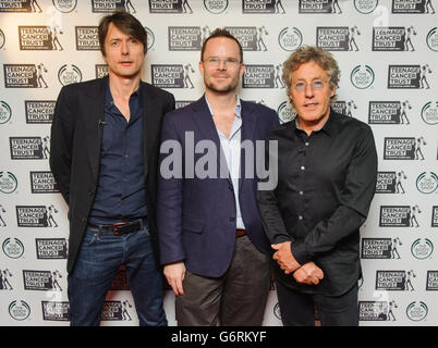 Sam Thomson, Director of Brand and Values im Body Shop (Mitte), mit Brett Anderson von Suede (links) und Roger Daltry von der WHO auf einer Pressekonferenz im Groucho Club in Soho, im Zentrum von London, um die Besetzung für die Teenage Cancer Trust Konzerte 2014 bekannt zu geben. Stockfoto