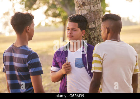 Kinder im Park rauchen elektronische Zigarette. Konzept der Raucher- und soziale Probleme mit Teenagern Stockfoto