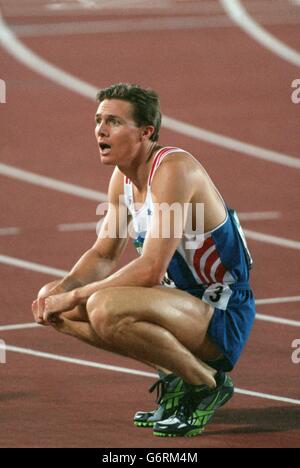 29-JUL-96. Die Olympischen Spiele In Atlanta. 400-m-Finale für Herren. Roger Black von Great Britan hockt auf dem Boden, nachdem er Silber gewonnen hat Stockfoto