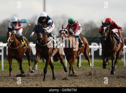 Pferderennen - Kempton Racecourse. Jubilee Brig von George Baker (2. Links) gewinnt die App „Download the BetVictor“ Jetzt wird auf der Kempton Racecourse in Kempton ein Einsatz beansprucht. Stockfoto