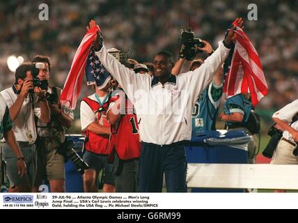 29-JUL-96. Die Olympischen Spiele In Atlanta. Herren Long Jump Final. Der US-Amerikaner Carl Lewis feiert den Goldsieg und hält die USA-Flagge Stockfoto