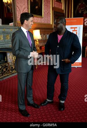 Der Gewerkschaftsführer Ed Miliband (links) spricht mit dem Regisseur Steve McQueen vor einer Vorführung seines Oscar-nominierten Films „12 Years A Slave“ im Parlamentsgebäude. Stockfoto