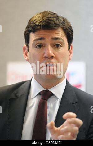 Andy Burnham, der Schatten-Gesundheitsminister von Labour, hält eine Grundsatzrede über den Zustand des NHS vor Gewerkschaftsmitgliedern im Transport House in Birmingham. Stockfoto