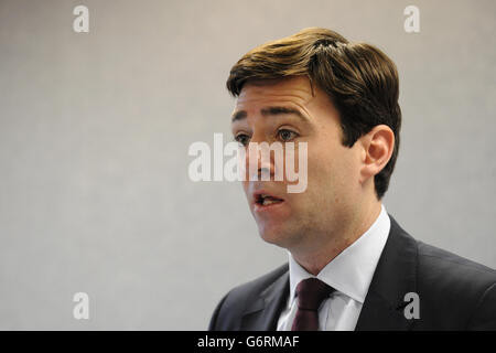 Andy Burnham, der Schatten-Gesundheitsminister von Labour, hält eine Grundsatzrede über den Zustand des NHS vor Gewerkschaftsmitgliedern im Transport House in Birmingham. Stockfoto