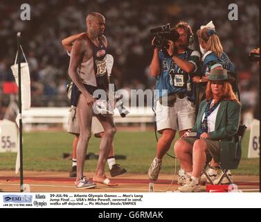 29-JUL-96, Atlanta Olympic Games, Men's Long Jump Final, USA's Mike Powell, bedeckt mit Sand, geht niedergeschlagen weg Stockfoto