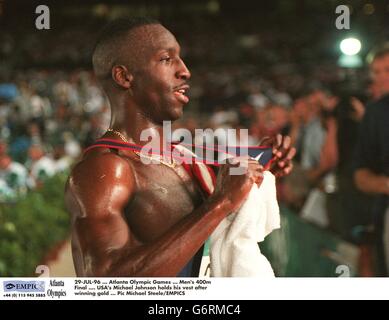 29-JUL-96. Die Olympischen Spiele In Atlanta. 400-m-Finale für Herren. Der US-Amerikaner Michael Johnson hält seine Weste, nachdem er Gold gewonnen hat Stockfoto