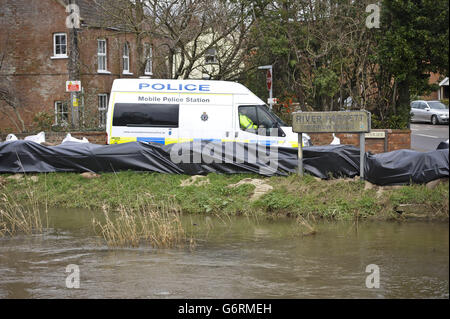 Eine mobile Polizeiwache wird vorübergehend nach Burrowbridge auf den Somerset-Ebenen geschickt, das von Überschwemmungen betroffen ist und in der gesamten Region zu einer Zunahme von Diebstählen geführt hat. Stockfoto