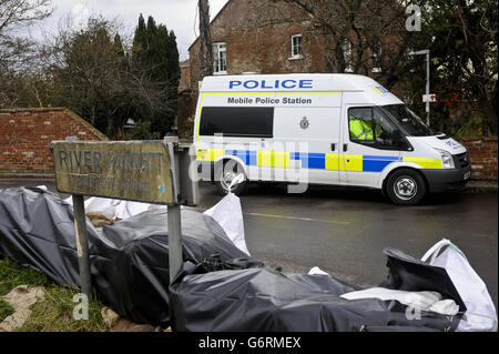 Eine mobile Polizeiwache wird vorübergehend nach Burrowbridge auf den Somerset-Ebenen geschickt, das von Überschwemmungen betroffen ist und in der gesamten Region zu einer Zunahme von Diebstählen geführt hat. Stockfoto