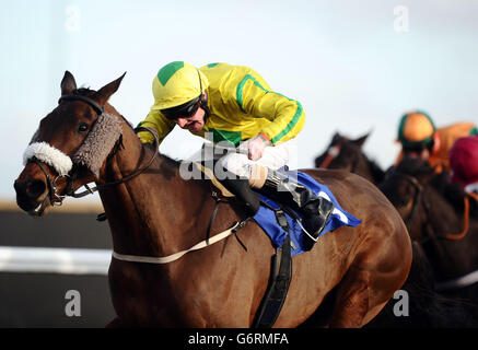 Der junge Meister, der von Liam Keniry auf seinem Weg zum Gewinn der Book Hospitality im Kempton Park Handicap Stakes auf der Kempton Racecourse, Kempton, geführt wird. Stockfoto